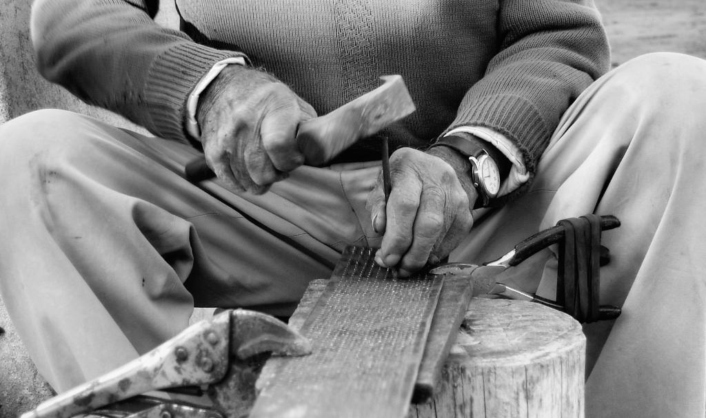 Hand made, am ende wird der Meister mit know how und ruhe ueber 1000 (ein tausend) Loecher in das kleine Blech bohren