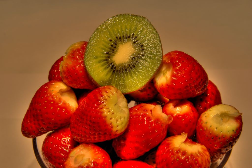 HDR-Bild Erbeeren mit Kiwi-Scheibe