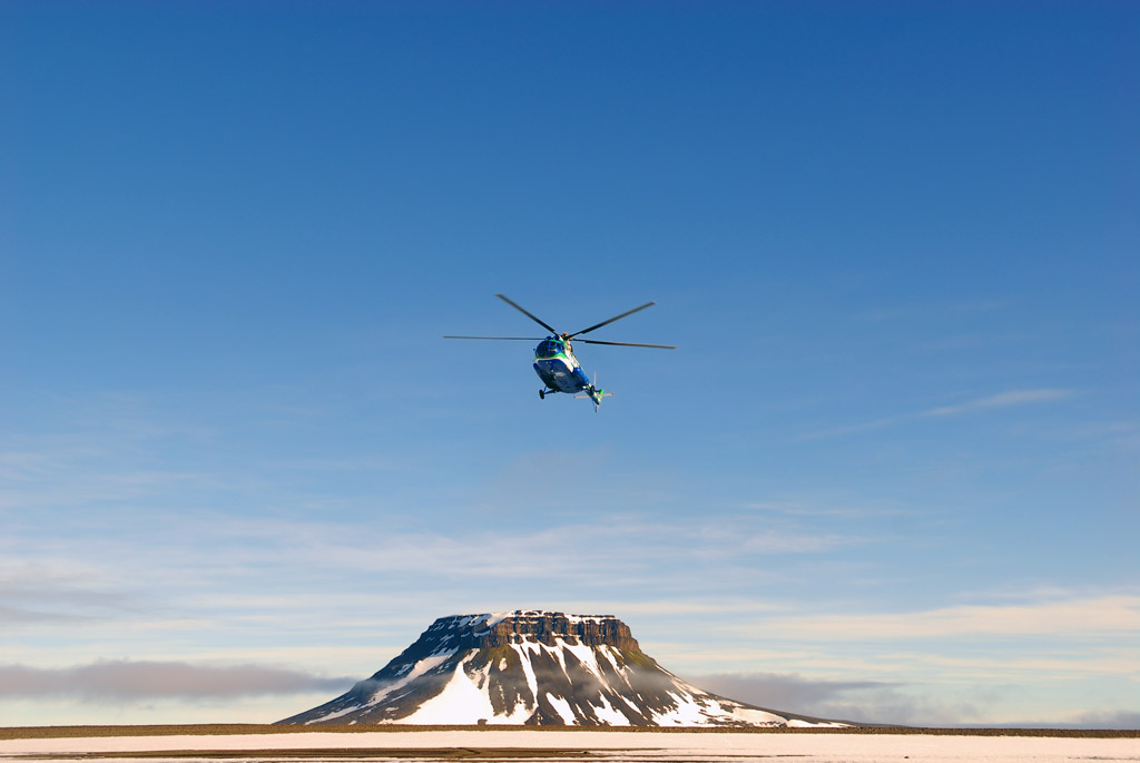 Helicopter der Yamal im Anflug auf Franz Josef Land