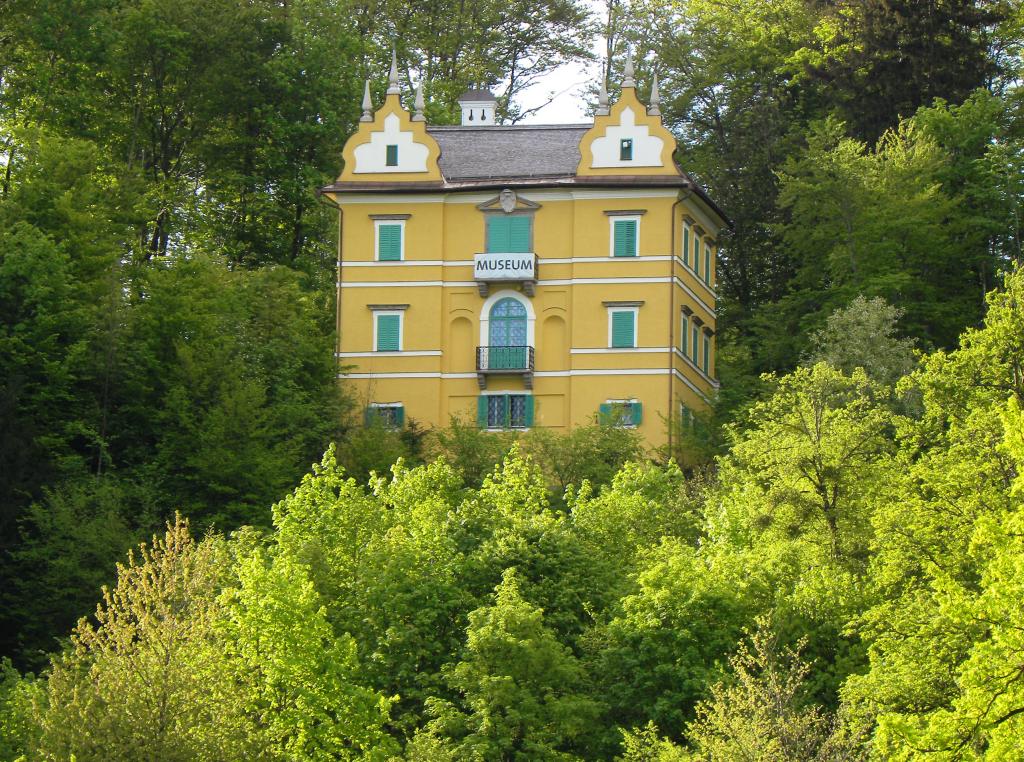 Hellbrunn Monatsschloessl 3