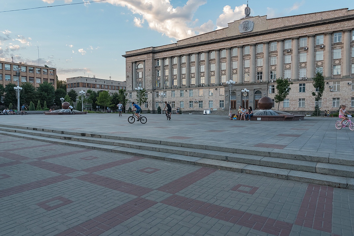Hier auf dem Vorplatz des Parlamentsgebäudes stand früher mal die obligatorische Lenin-Statue