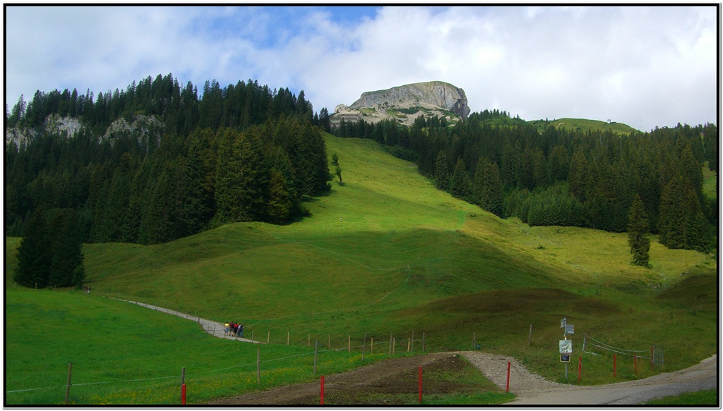 Hier beginnt der Aufstieg zum Hohen Ifen oder an seiner Flanke entlang - für den Weg haben wir uns dann entschieden. Die Erklimmung des Gipfels trauen