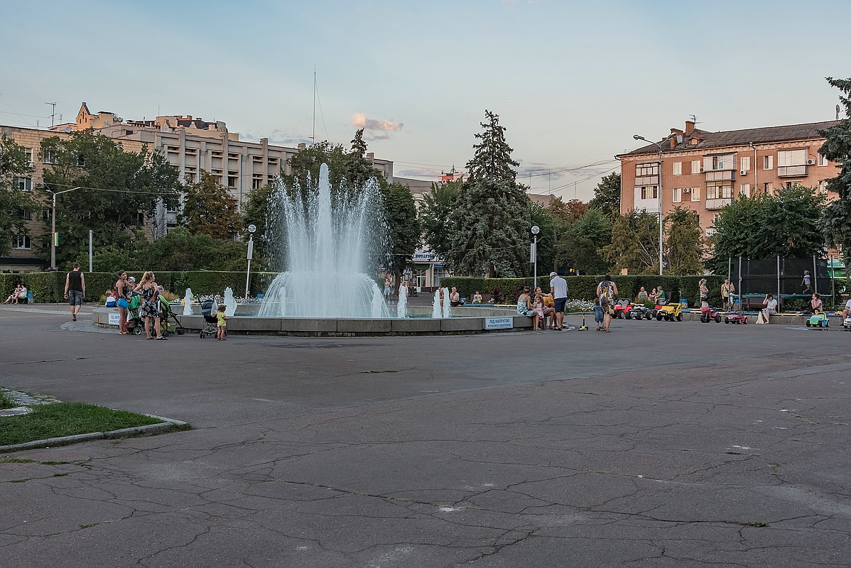 Hinter dem Parlamentsgebäude gibts auch einen vor allem in den Abendstunden gut besuchten Springbrunnen