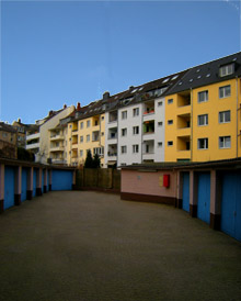 hinterhof mit garagen  web