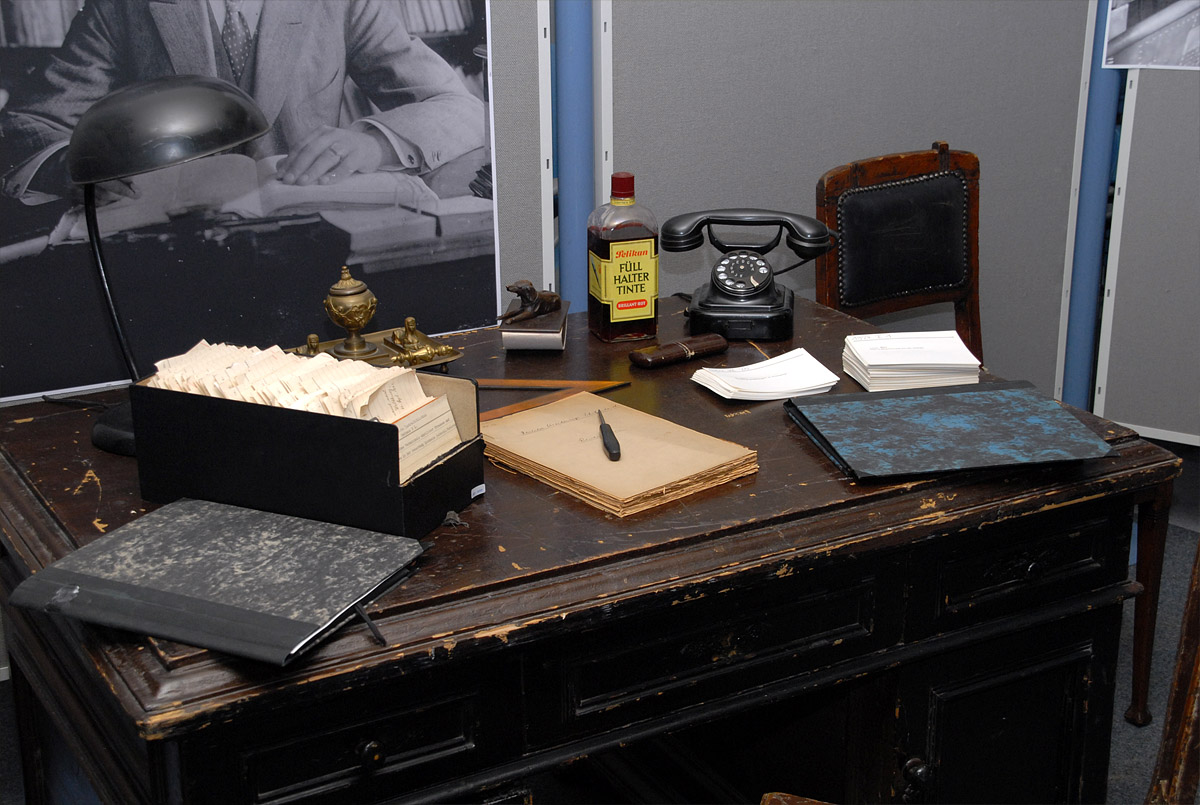 historischer schreibtisch