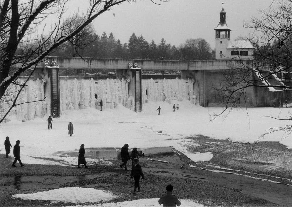 Hochablass Augsburg, zugefroren Winter 1984/85  Minus 27 Grad. Bild damals selber entwickelt, Scan