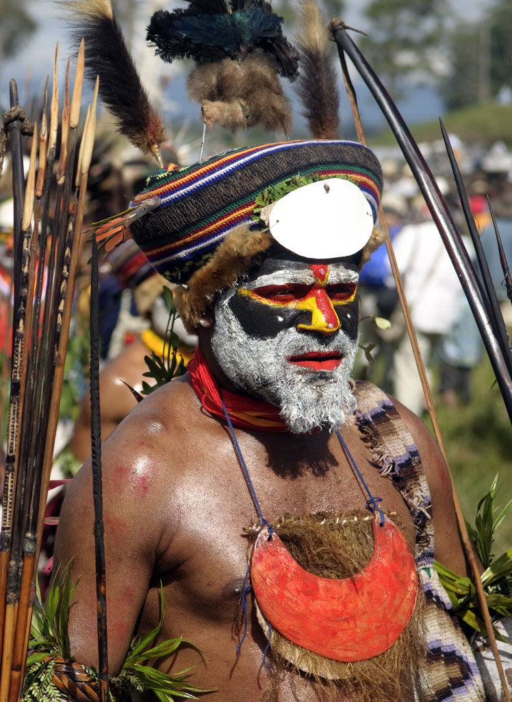Hochlandkrieger auf dem Mount Hagen Festival