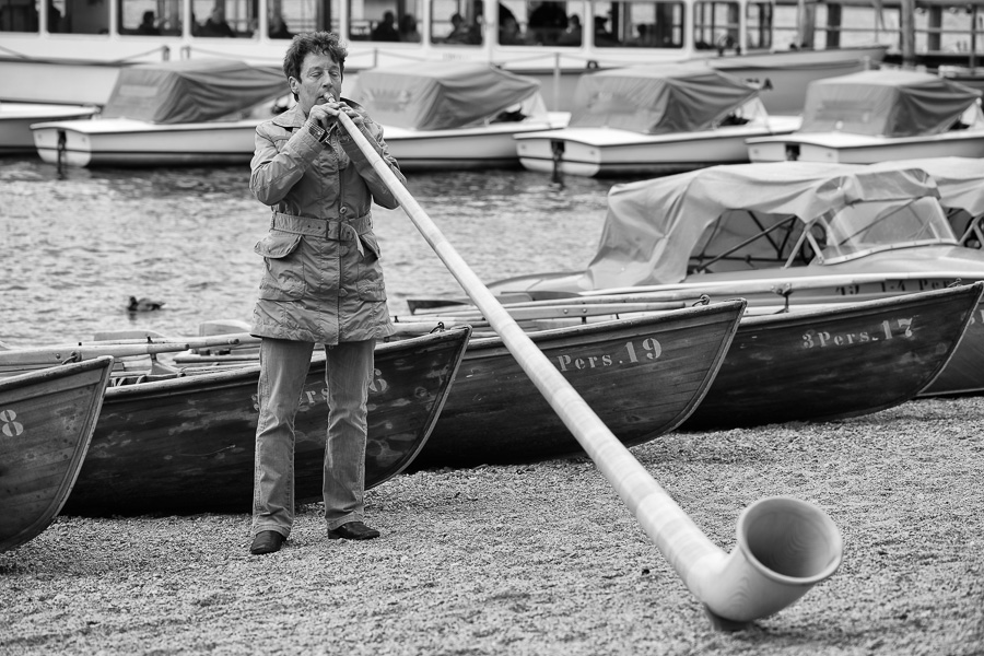 Holzbläserin am Titisee, Okt. 2012