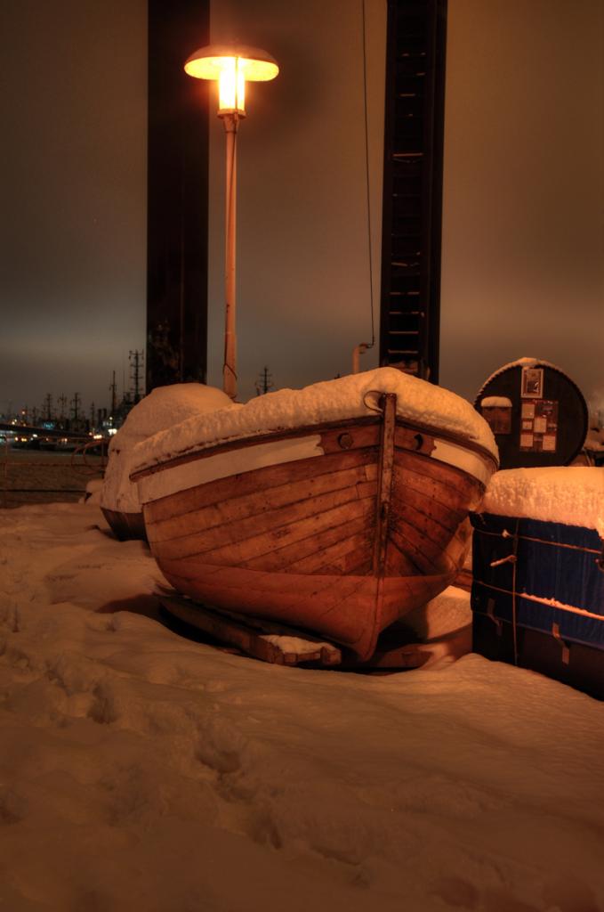 Holzboot auf Kai 2