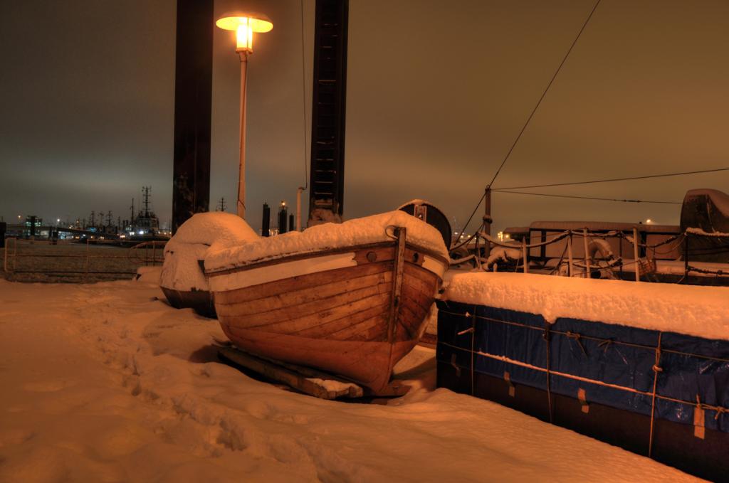 Holzboot auf Kai