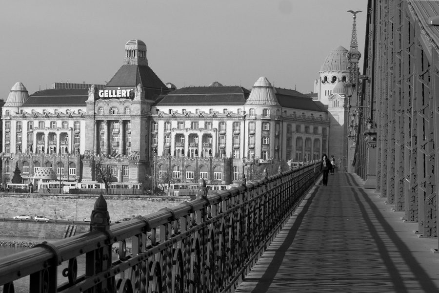 Hotel Gellért von der Freiheitsbrücke aus gesehen