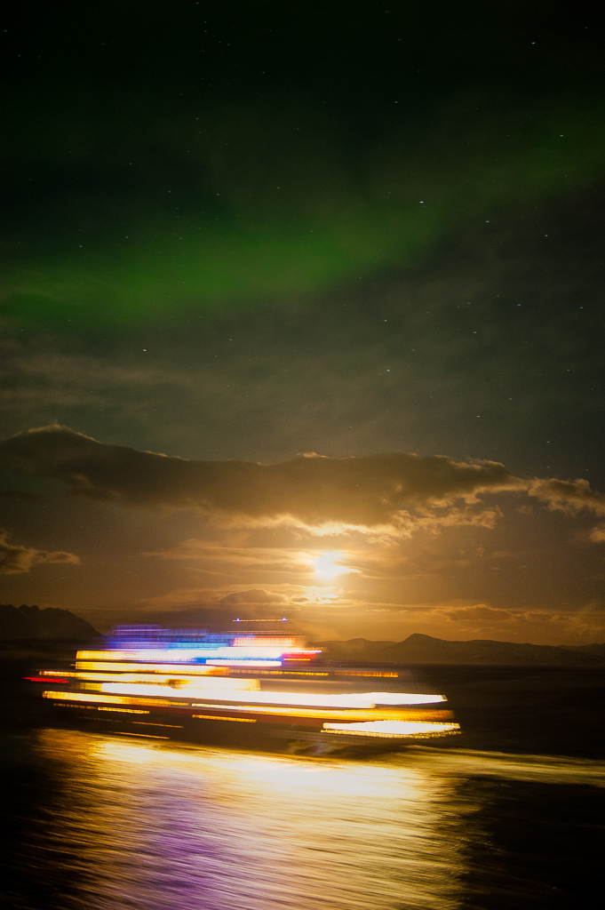 Hurtigruten unter dem Polarlicht