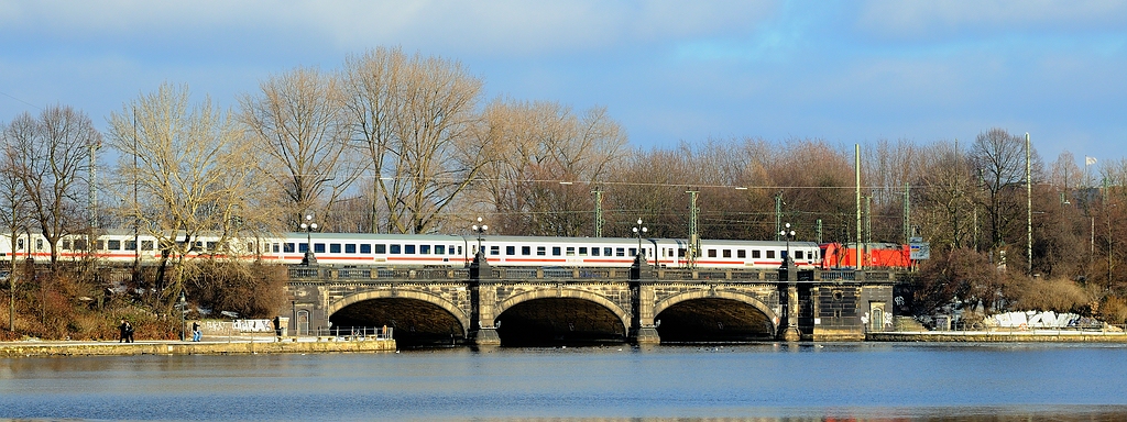 IC auf der Kennedybrücke