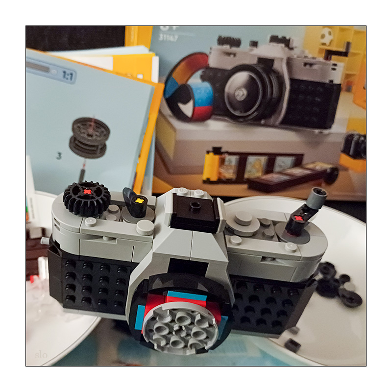 Ich hab' viel Spaß mit dem Bau einer LEGO-Kamera II © 2025 Sabine Lommatzsch