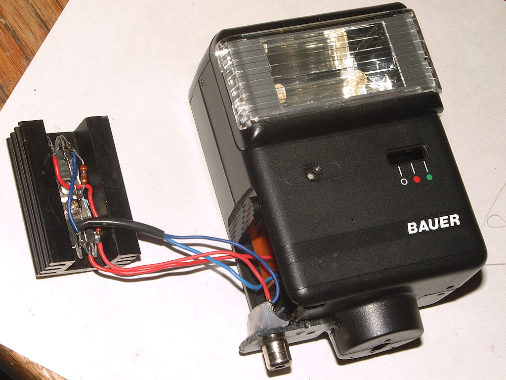 Idee und Ausführung:
Ersatz des Batteriepacks 4xAA in Standard-Blitzgeräten durch einen Spannungsstabilisierer, der sich dem Blitzgerät gegenüber so v