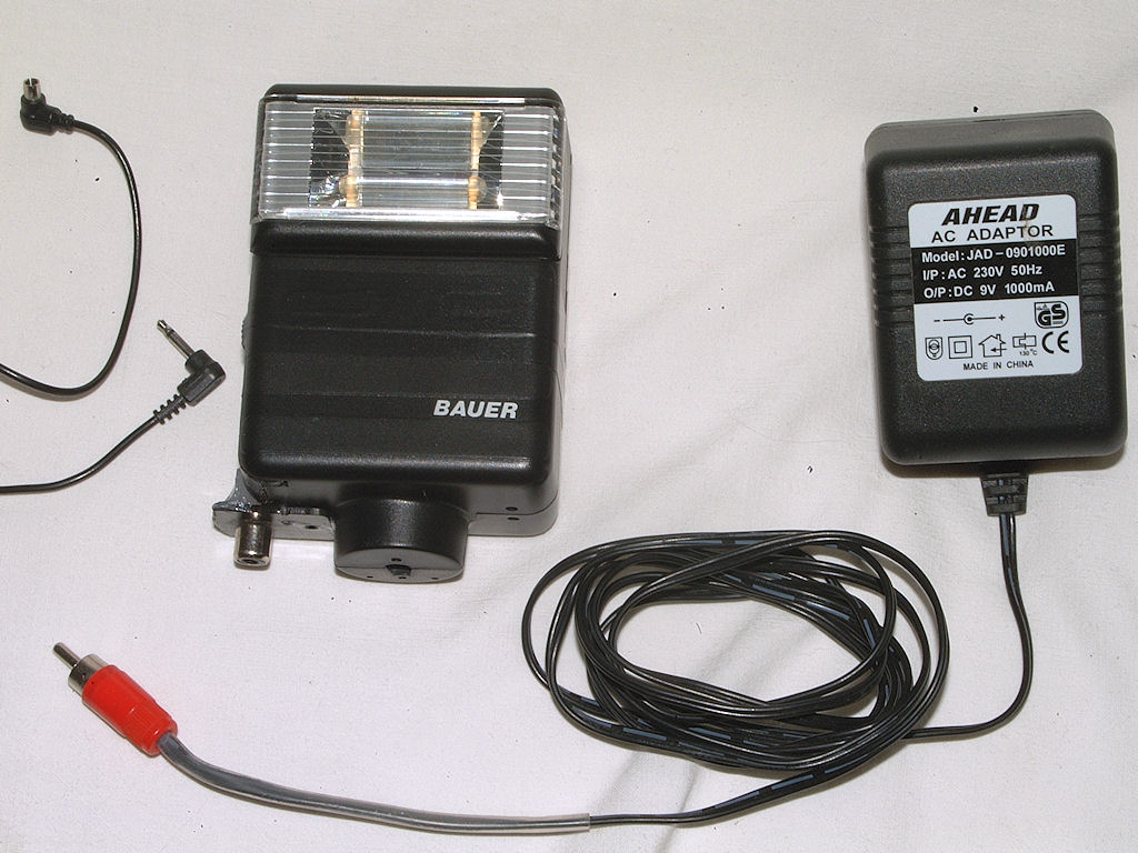 Idee und Ausführung:
Ersatz des Batteriepacks 4xAA in Standard-Blitzgeräten durch einen Spannungsstabilisierer, der sich dem Blitzgerät gegenüber so v