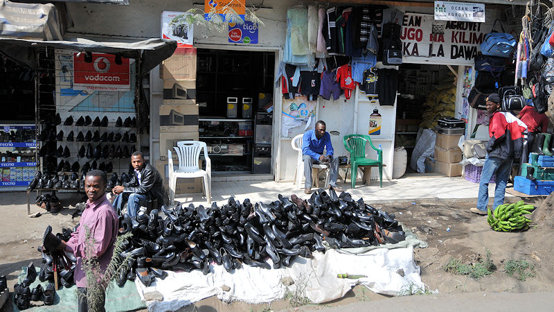 In Arusha gibt es auch neue Schuhe zu kaufen.
Auch den Wühltisch gibt es bereits in Afrika
0548