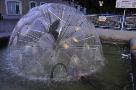 In dem Springbrunnen sind noch die Überreste des Stadtfestes.