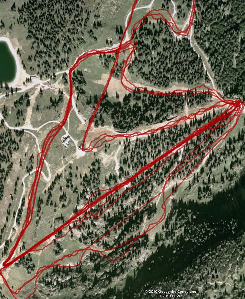 In der Mitte der Carving-Hang, der dicke, gerade Strich ist der Sessellift, rechts unten der Hang war in einem Talkessel wo offensichtlich der GPS Emp