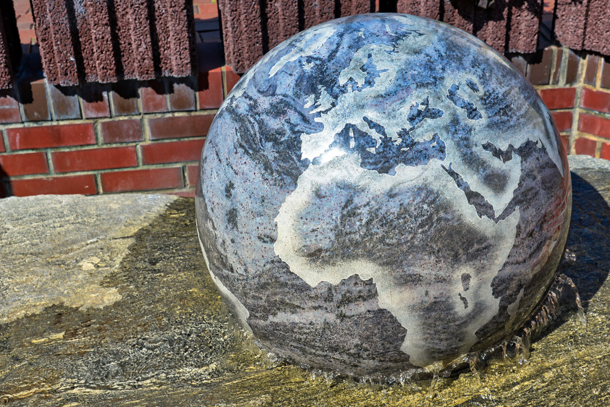 insel_poel_weltkugel_brunnen.jpg