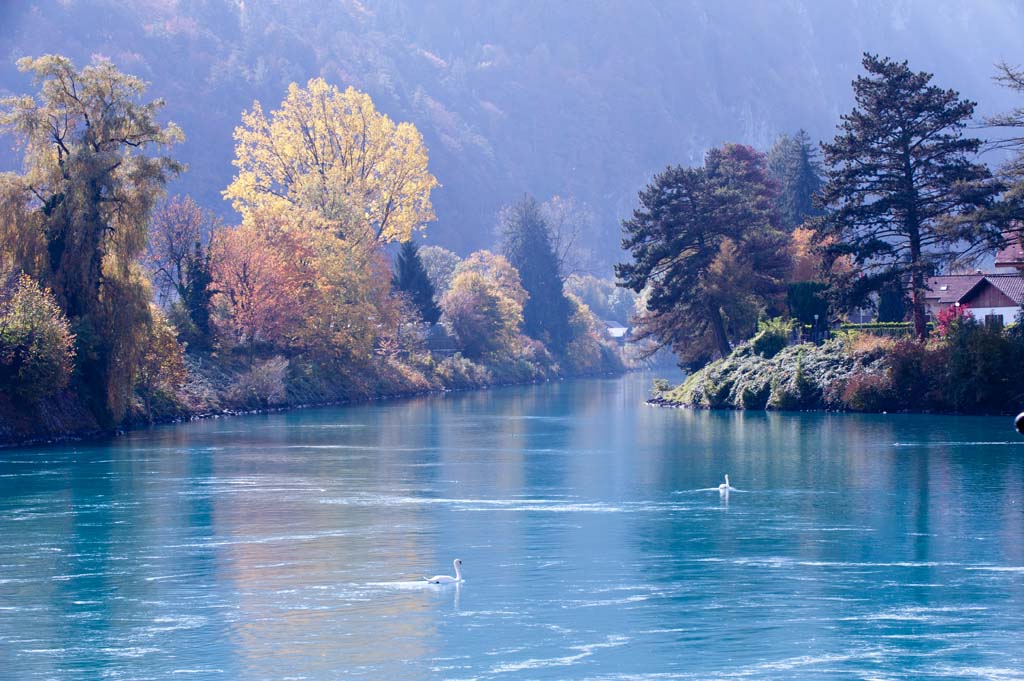 Interlaken West in Photoshop korrigiert
in Camera Raw 6.7 von Photoshop CS5
«Automatisch», Farbtemperatur 4500 eingestellt
analog zu Wert in Capture N