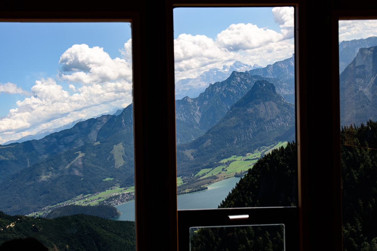 Irgendwie schräg - Blick aus der Schafbergbahn (Salzkammergut) auf den Dachstein