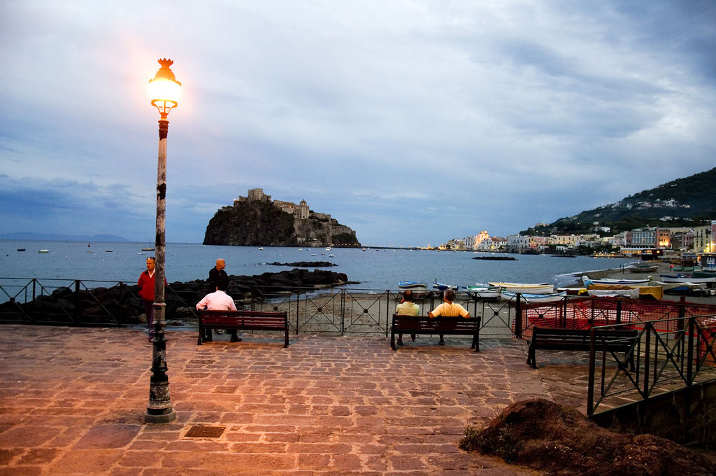 Ischia Ponte mit dem Castello am Fischerstrand. Da wo O Sole Mio wohnt.