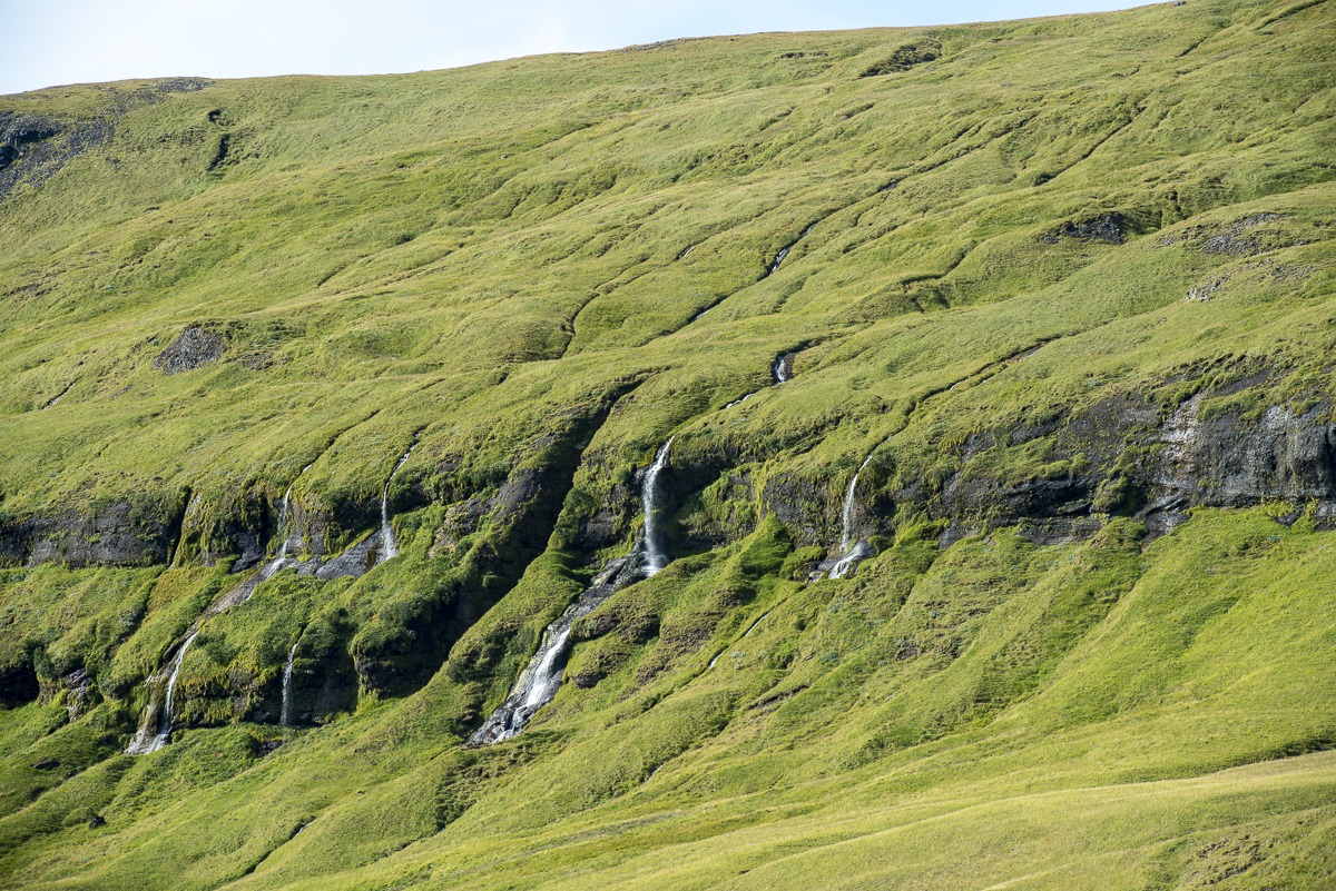Island viele Wasserfälle.jpg