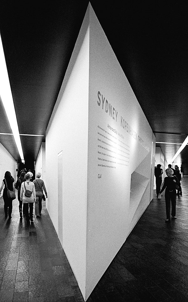 Jüdisches Museum Berlin
erste Version
Nikon F100; Kodak TRI-X 400; Scan vom Negativ
