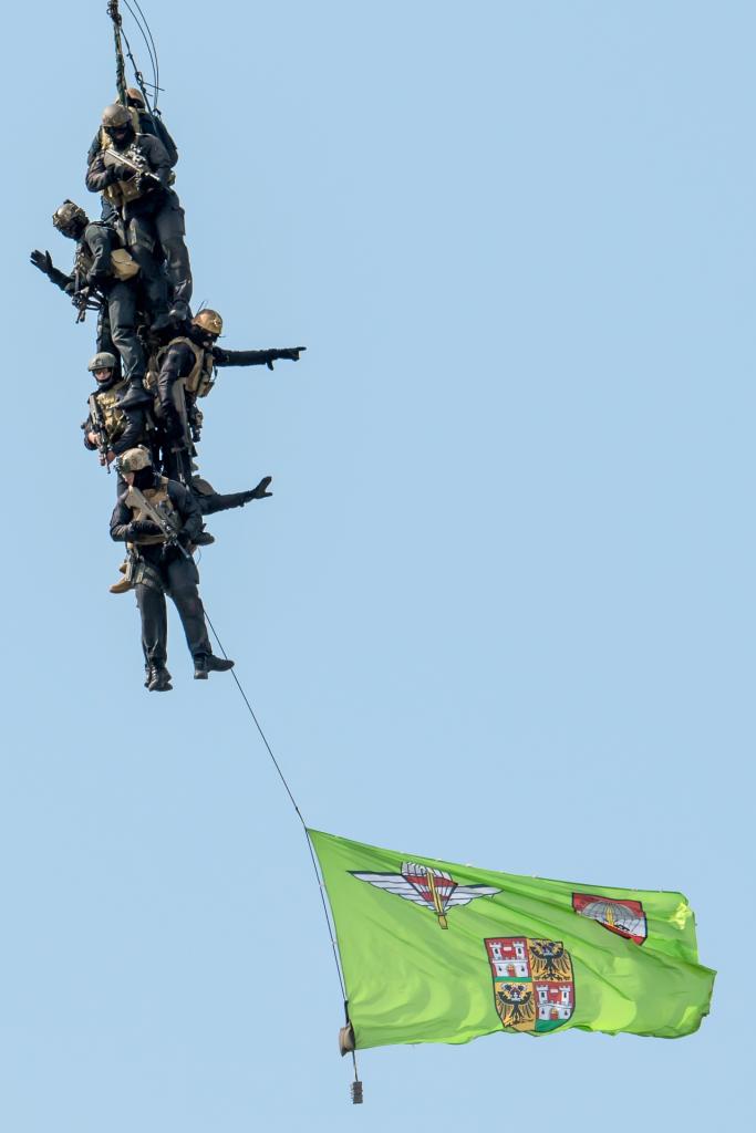 Jagdkommando des Österreichischen Bundesheeres bei einer Vorführung am 04.05.2013 in Wiener Neustadt.

Nikon D800 - Nikkor 80-400 AF-S