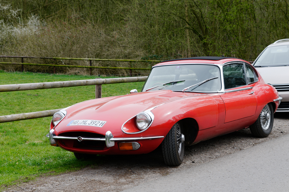 Jaguar E Type 4.2 links Front.jpg