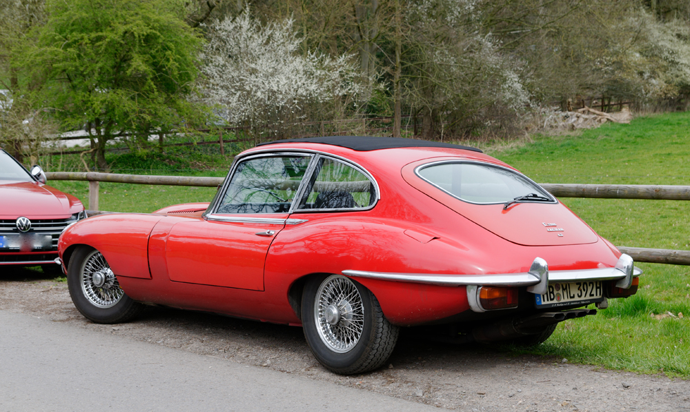 Jaguar E Type links hinten.jpg