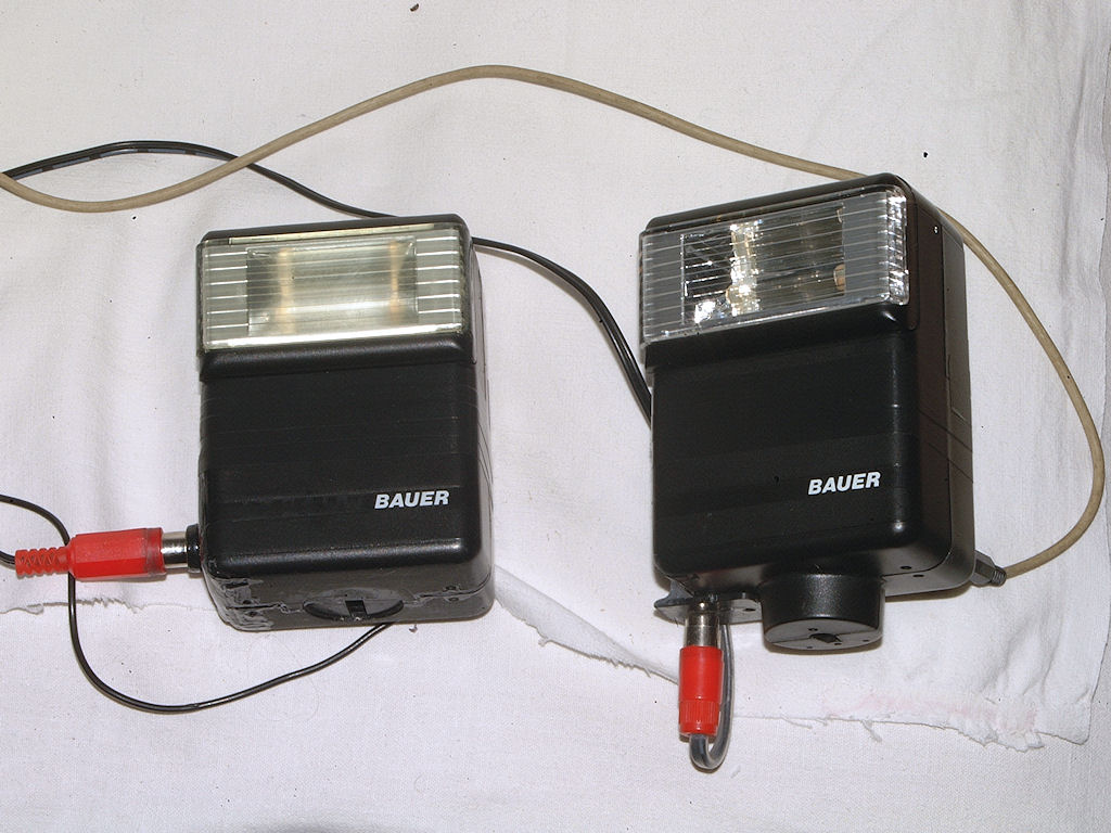 Jetzt habe ich zwei baugleiche Bauer 528 Blitzgeräte, die ich beide durch Ersatz der Batteriepacks 4xAA durch Spannungsstabilisierer, die sich dem Bli