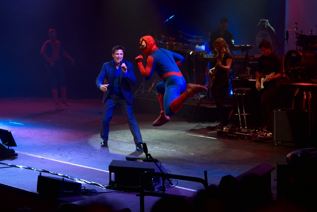 John Barrowman, London, Okt. 2010
Der Mann ist ein Flummi - und das 2,5h lang ...
NICHT der Spiderman, der Typ in ganzblau ;o)