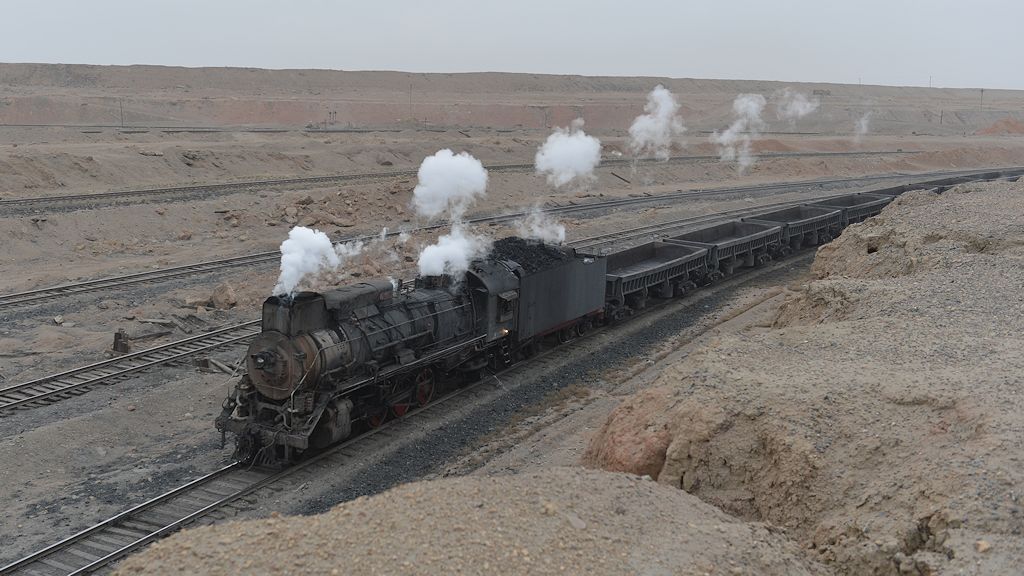 JS8225 mit leeren Kohlezug fährt nach dem Bekohlen
von Xibolizhan in die Grube
1190