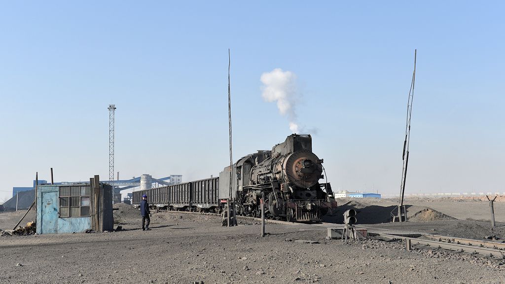 JS8366 rangiert in Enjing.
Der Bahnübergang bleibt offen.
Die Bahnwärterin hat alles im Griff.
0770