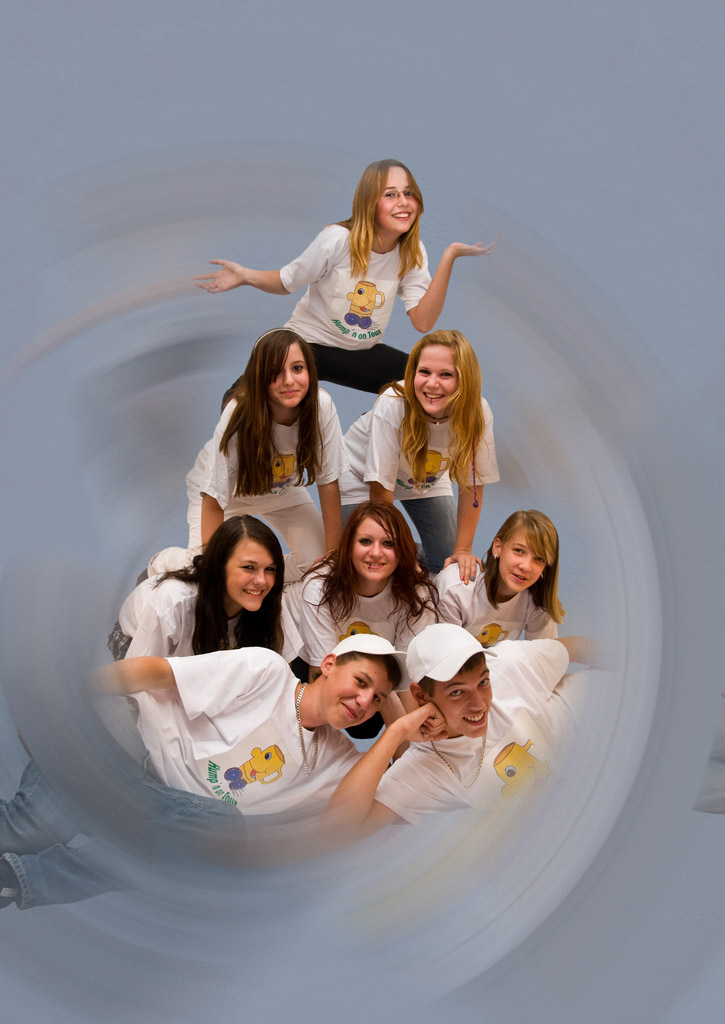 Jugend2
Composition für ein Fotobuch einer Freundin das ich gestaltet habe. An diesem Projekt haben knapp 60 Personen (Erwachsene und Kinder) teilgeno