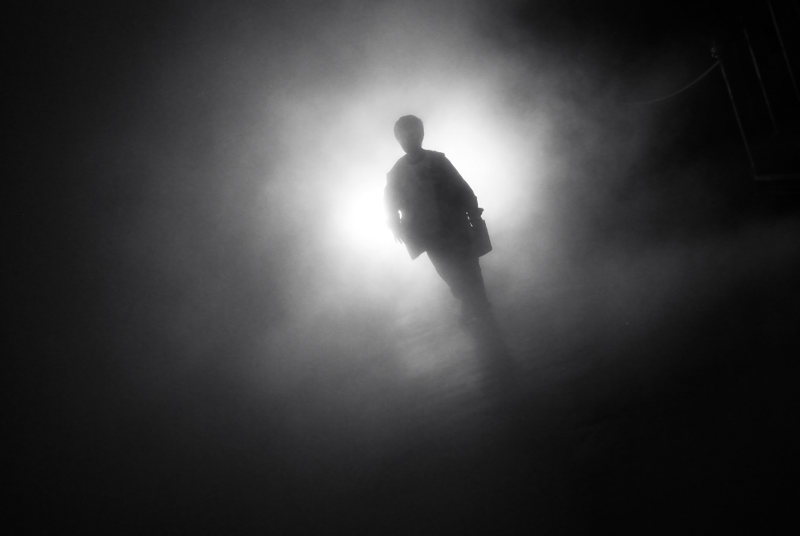 Junge im Nebel
