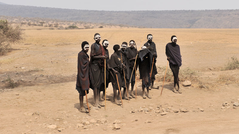 Junge Maasai auf dem Weg
vom Jungenlichen zum Kriegers
werden die Gesichter weiß bemalt.
Sie stehen an der Straße um sich
durch Fotos ein paar Dollars