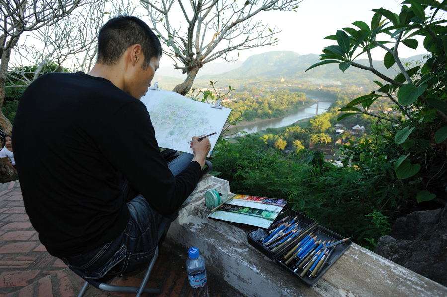 junger Maler auf dem Berg Phou Si