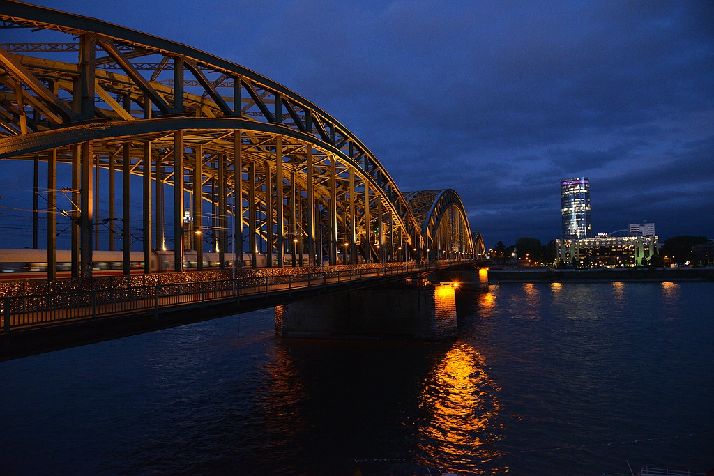 Köln 0001

Deutzer Brücke Nacht
Freihand OOC nur mit Traumfliegersoftware verkleinert


D800E 24-120 F4.0
Belichtung: 1/8s F5.6 ISO4000 -1.00eV
Brennw