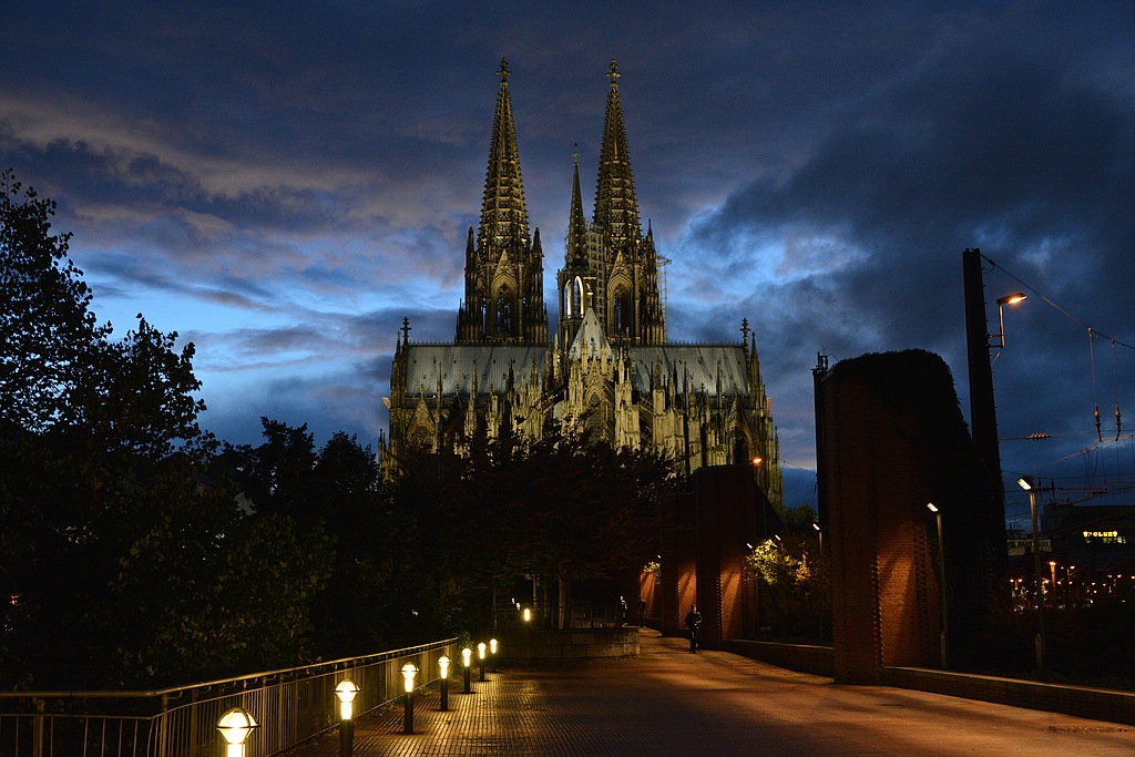 Köln 0002

Dom Köln Nacht
Freihand OOC nur mit Traumfliegersoftware verkleinert

D800E 24-120 F4.0
Belichtung: 1/20s F5.6 ISO4000 -1.00eV
Brennweite: 