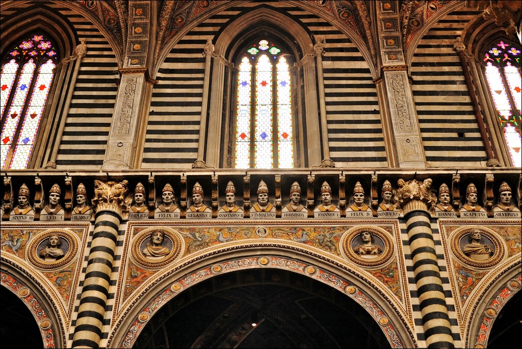 Köpfe von Bischhöfen im Dom zu Siena