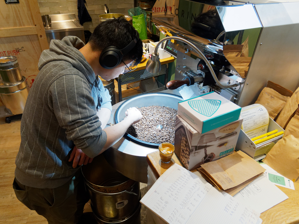 Kaffeeröster bei der Arbeit.jpg