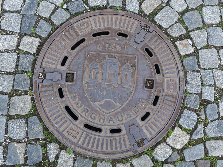 Kanaldeckel Burghausen.jpg