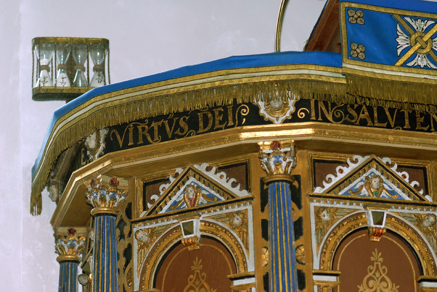 Kanzel mit Stundenglas

Die ev. Kirche ist die ehemalige Gutskapelle. Sie ist ein „seltenes Beispiel einer qualitätvollen, in Architektur und Ausstatt