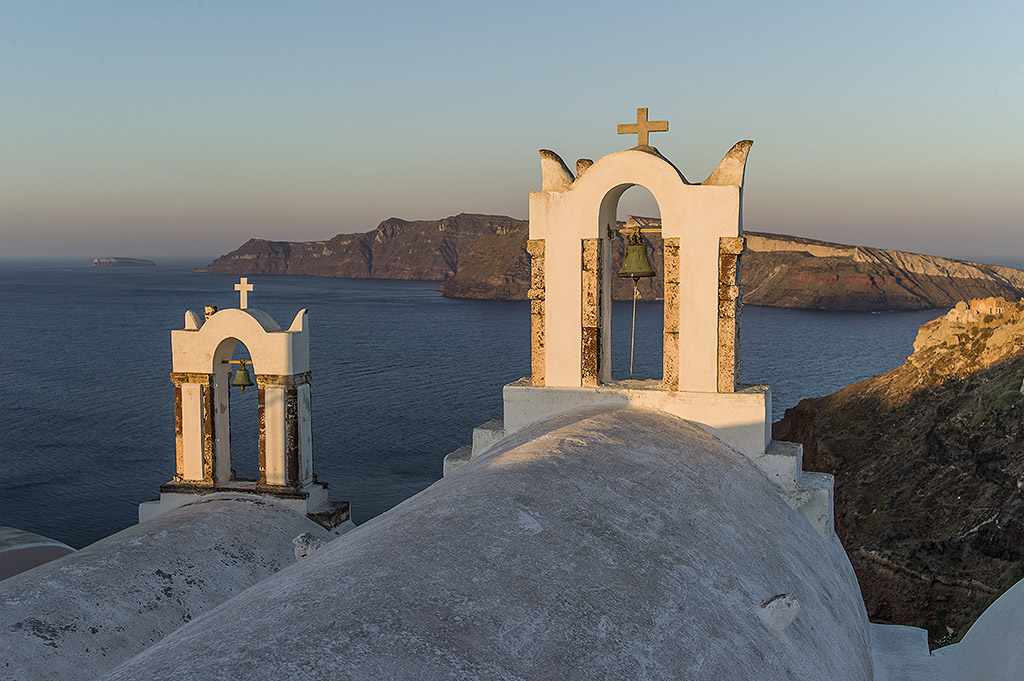 Kapellendächer in Oia bei Sonnenaufgang