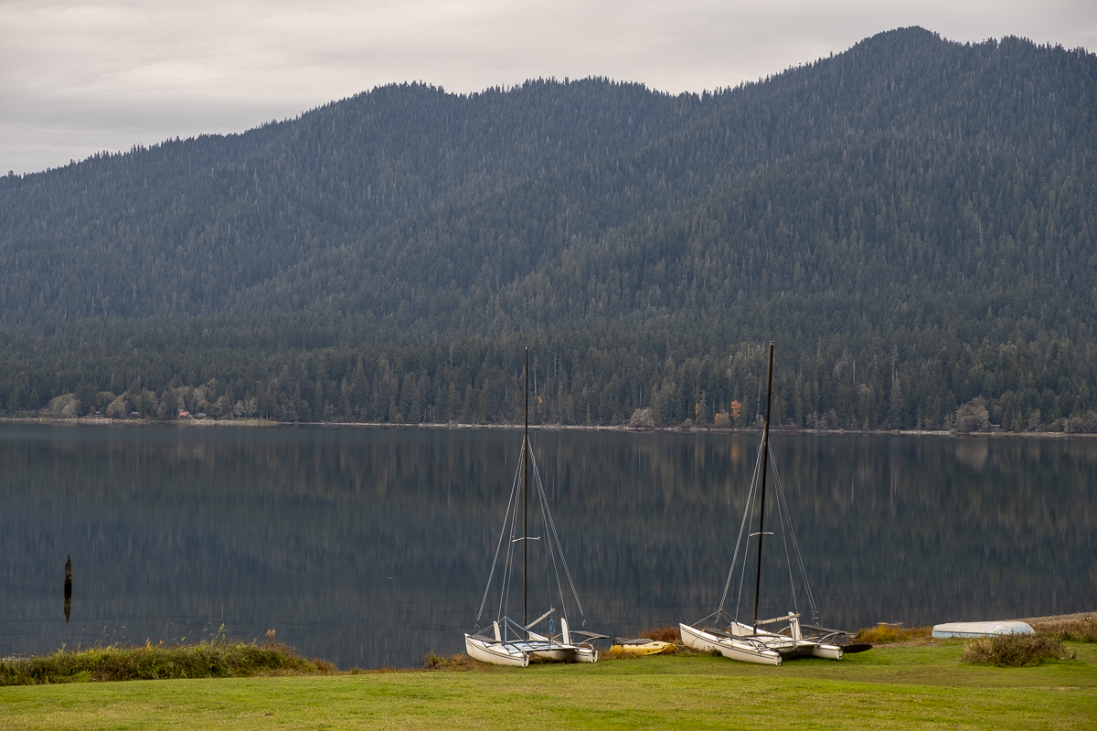 Katamarane am Lake Quinault.jpg