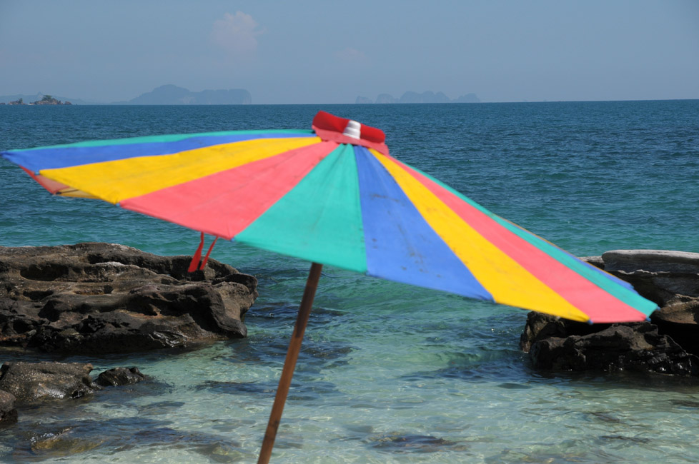 Khai Island mit Phi Phi Island im Hintergrund