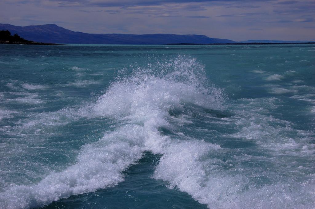 Kielwasser - Fahrt mit einem Katamaran auf dem Lago Argentino